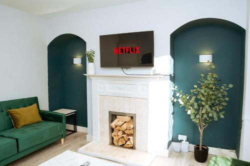 Leeds Apartment | 3bedrooms Stylish Home with Free Parking & Hot Tub