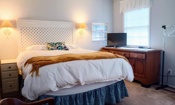 High Point House | 3br - 2.5ba, Kitchenette & Living Room near HPU, High Point Markets, & Hospitals