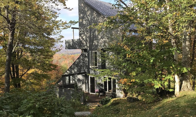 Warren House | 3BR 2 BA Sunlit 4 Story House In Warren - Great Mountain Views