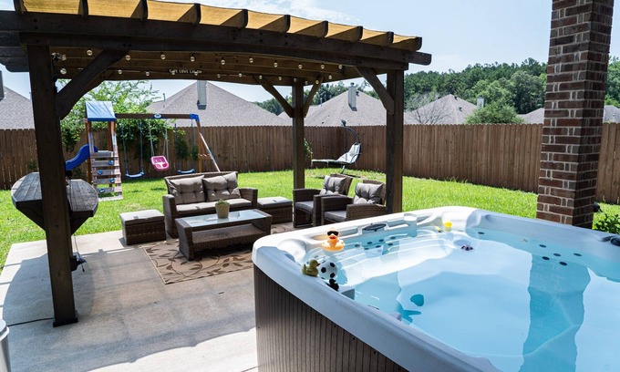 Tyler House | 3BR/2BA Home w/Jacuzzi and Kids Playground