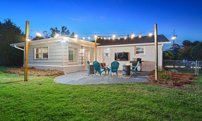 Augusta House | 3br/2ba Outdoor area/2 Living Rooms/Wellness/Fenced In Yard