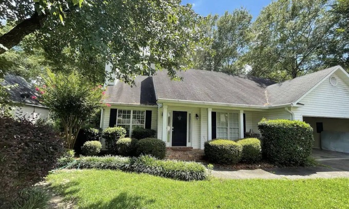 Macon House | 3BR/2BA Stinson-Villa