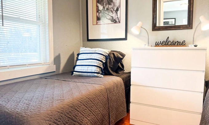 Near Eastside House | 3BR, 5 Beds, Sleeps 7, Large Off-Street Parking
