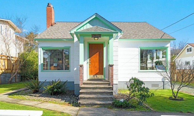 Rockaway Beach Cottage | 3BR Breaker Ave Getaway Steps from Sand Large Yard Pet-Friendly Perfect for Families