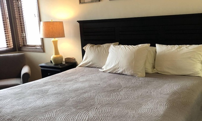 Baileys Harbor Condo | 3BR Condo with Fireplace, Balcony, & Lakefront Access at The Rushes