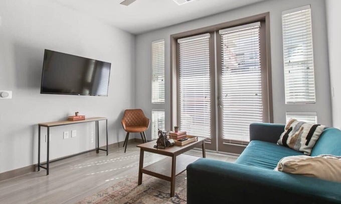 Downtown Phoenix Apartment | 3BR Cozysuites RORO Pool, Pets, Parking! 6&12