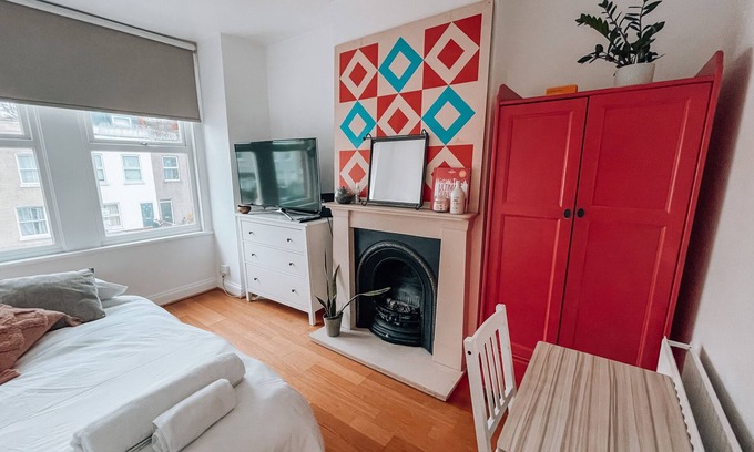 Tooting House | 3BR Flat Fully Equipped, Garden Office & Close to Wimbledon
