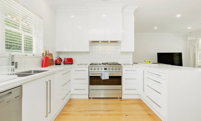 Kensington Gardens Apartment | 3BR Furnished Homette in Kensington Gardens