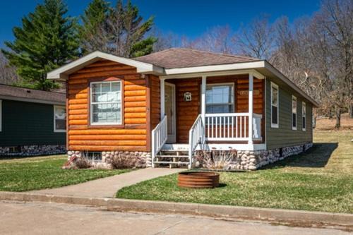 Neillsville House | 3br Getaway With Dining At Riviera Resort