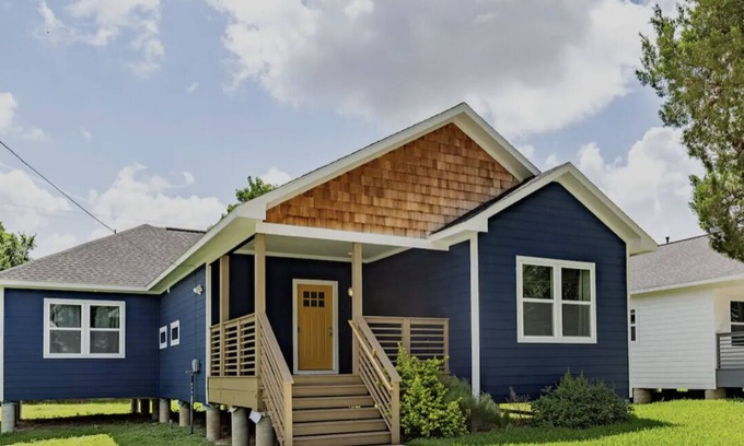 Lawndale/ Wayside House | 3BR Great Bungalow 1751! Medical Center, Stadiums!