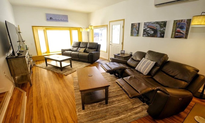 Back Loop House | 3BR Home in Valley - King Beds & bunk beds