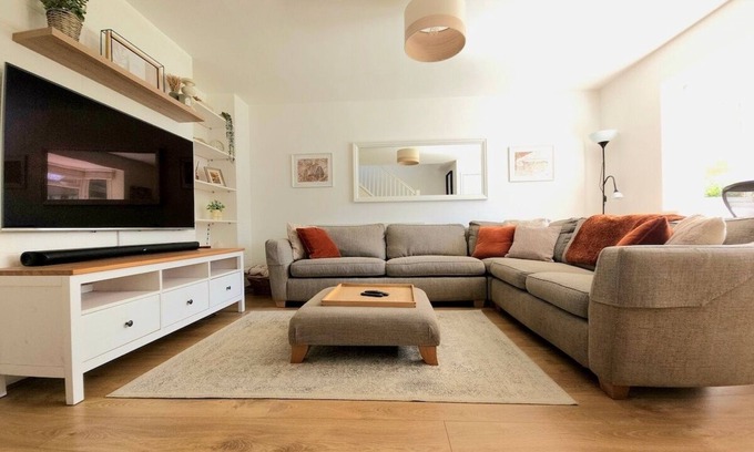 Crawley House | 3BR - Luxury Home Away From Home - Contractor Digs - Near LGW Airport