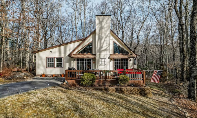Sky Valley Cabin | 3BR mountain-view cabin with fireplace, deck, grill, & firepit