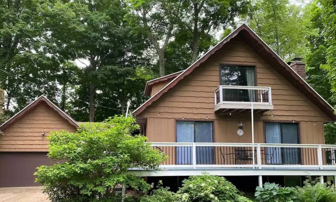 Waukazoo Woods Cottage | 3BR Near Holland State Park Beach/Lake Michigan/Lake Macatawa