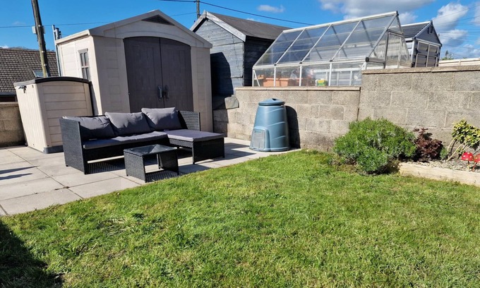 Kidwelly House | 3br-sleeps6-petsok-off Road Parking-garden