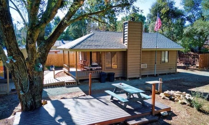 Descanso House | 3BR Tree Covered Fenced Cabin