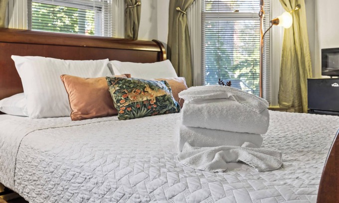 Clifton Apartment | 3BR Work-Friendly Lou Stay Near Bourbon Trail!