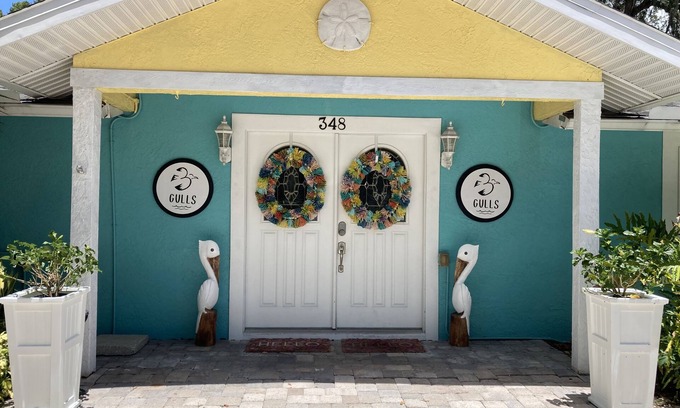 Ozona Apartment | 3Gulls Inn Ozona1-Boutique Hotel-Swimspa-King Studio-Spa-Like Bath-Pets Free