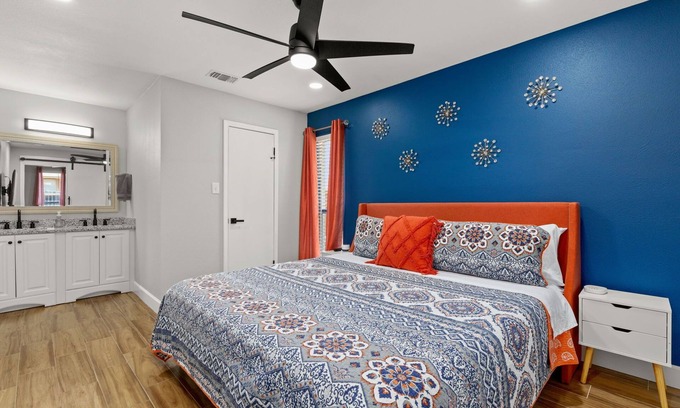 Great Northwest House | 3N & 4N Discounts Sept: Near Lackland w/Game Room