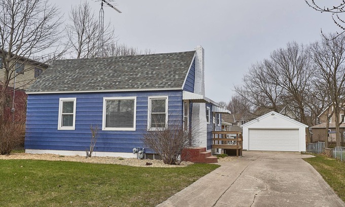 Clear Lake House | 3rd and Surf- 2 blocks from the lake, 1 block from the Legendary Surf Ballroom