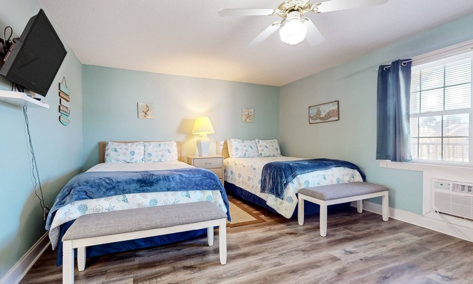 Calabash Apartment | 3rd-floor studio condo with streaming, AC & kitchenette - beaches & golf nearby