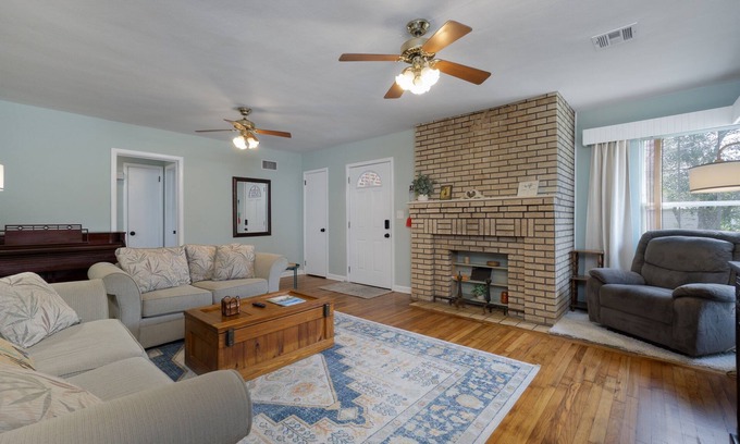 New Warrington House | 3rd St. Bungalow-NAS-Corry Station-Beaches-Dining-Shopping