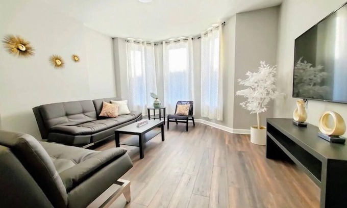 Armour Square Apartment | 4 #1S - 4 Bedroom/1.5 Bath Condo near McCormick Place, Wintrust Arena