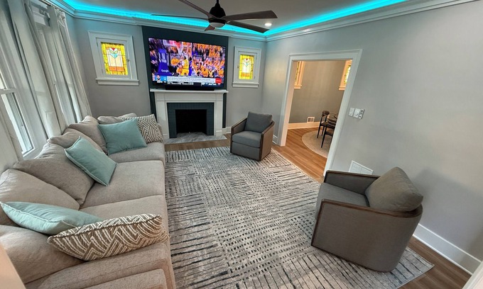 Marshall-Shadeland House | 4/3 Spacious Entire Home w Fenced Yard, Deck, Grill Pittsburgh, PA