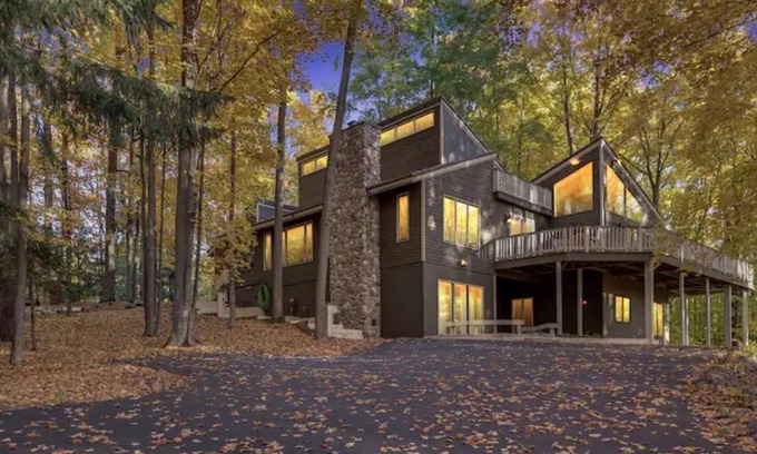 Bellaire House | 4,500 SQ FT Renovated Huge Group House Gaming Garage-Ski-Pool pass, Beach access