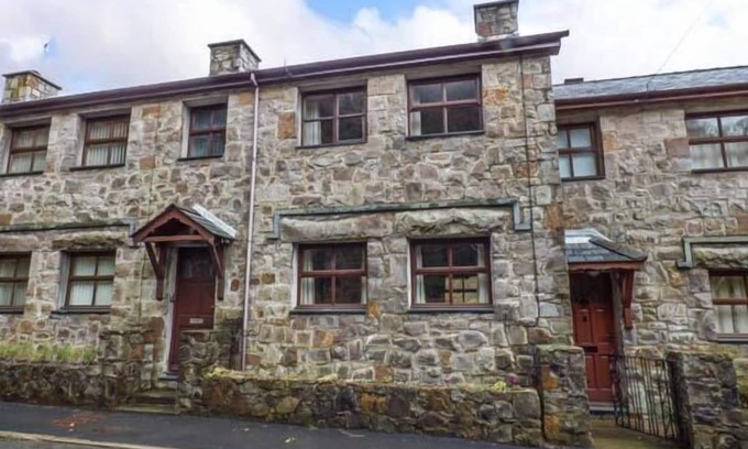 Beddgelert Cottage | 4 ADWY'R NANT, family friendly, with open fire in Beddgelert