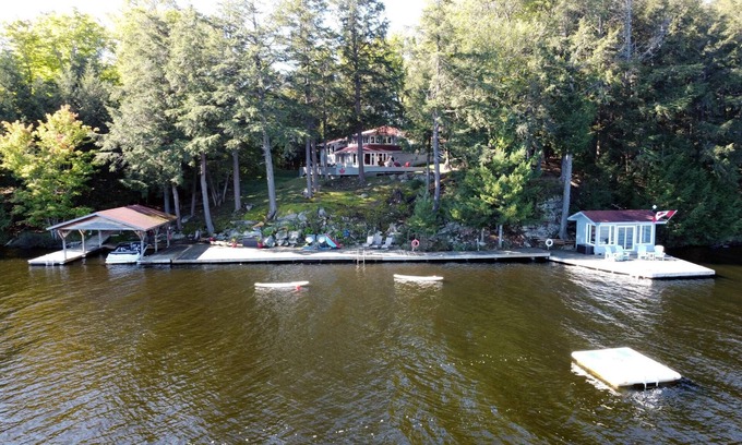 Bracebridge Cottage | 4 bdrm +loft, 3 bath, Island Property on Lake Muskoka! Beach Hut! Hot tub!