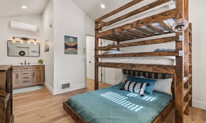 St. Charles Cabin | #4 Bear Lake Cabin! Newly Remodeled! AC! Sleeps 4!