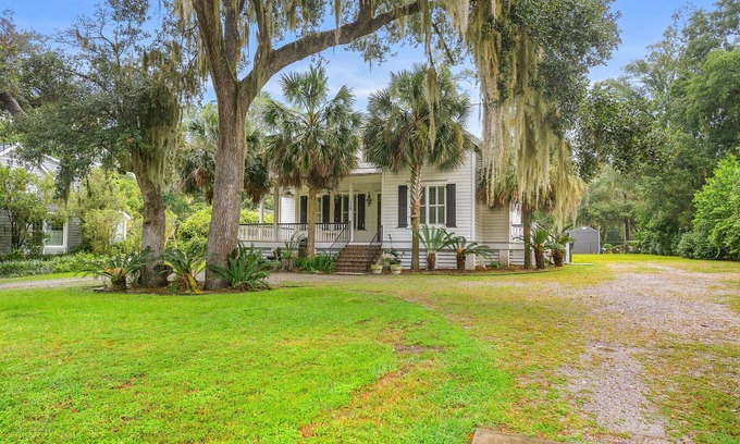Beaufort House | 4 Bed- 2.5 bath - Close to PI!