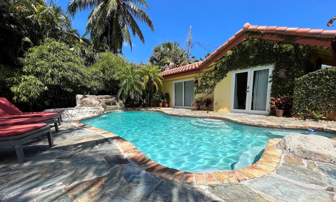 Birch Park Finger Streets House | 4 Bed 3.5 Bath Mediterranean Beach Villa <1 Min WALK From Beach
