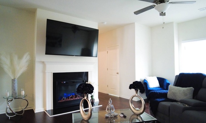 Atlanta House | 4 bed/3 story Blue Magic Oasis - 13 mins from Six Flags!!
