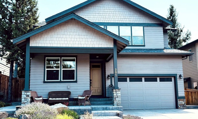 Southern Crossing House | 4 Bed/4 Bath walking distance to Old Mill, Deschutes River & Ampitheater