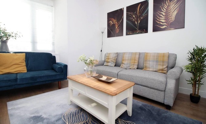 Castle Apartment | 4 Bed Flat - Sleeps 4 - Parking - Wifi