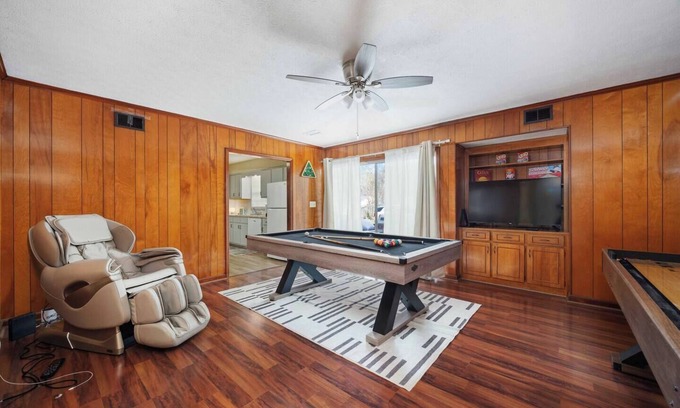 Columbus House | 4-Bed Haven Pool Table, Shuffleboard Massage Chair