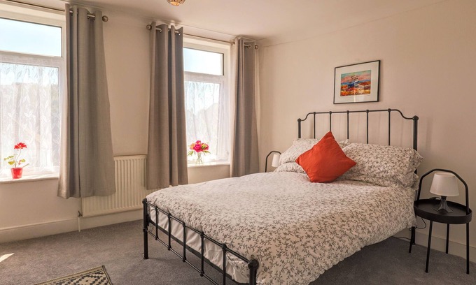 Folkestone House | 4 bed home 3 mins from harbour + sandy beach