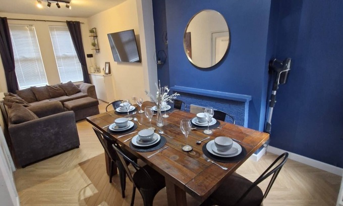 Belfast House | 4 Bed House walking distance to high street and 5 minutes drive to Belfast city.