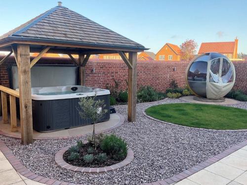 Holt House | 4 Bed in Holt 79034