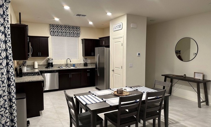 Merced House | 4 bed Modern, Cozy, Efficient North Merced Retreat near hospitals and UC Merced