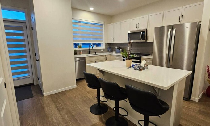 Chestermere House | 4 Bed room 3 Bathrooms home to stay in Chestermere, Alberta, Canada