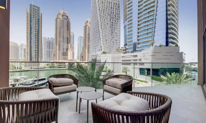 Dubai Marina Villa | 4 bed villa with marina views in Jumeirah hotel.