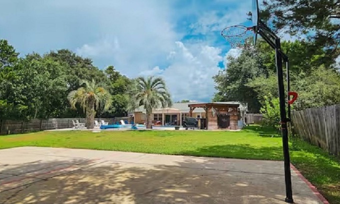 Navarre House | 4 bed with pool, basketball court, fire pit, tiki bar, outdoor kit, pool table
