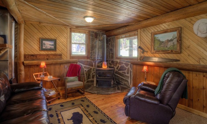Custer Cabin | 4 Bedroom, 1 1/2 bathrooms, sleeps 8+ and is 1 mile from Hill City, SD
