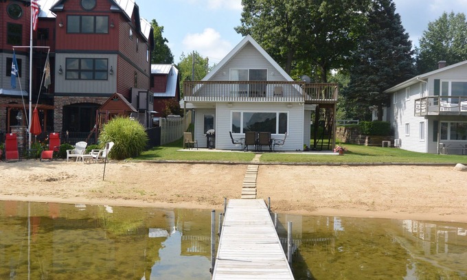 Kendall House | 4 Bedroom 2 Bath Home on All-Sports Eagle Lake