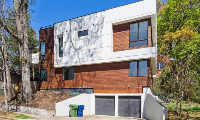 Midtown House | 4 bedroom 3 bath Luxury Stay At Piedmont Park