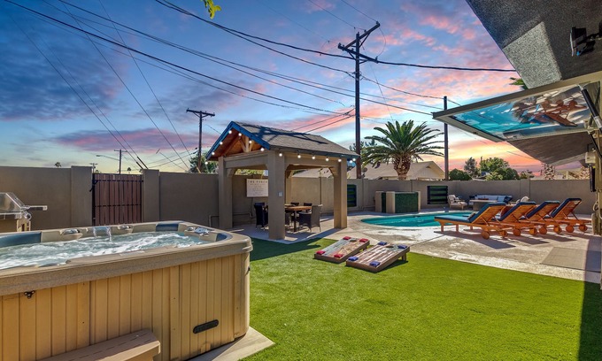 Scottsdale Estates Eight House | 4 Bedroom 3 Bath w/Sports Bar Game Room! Located Minutes to Old Town!