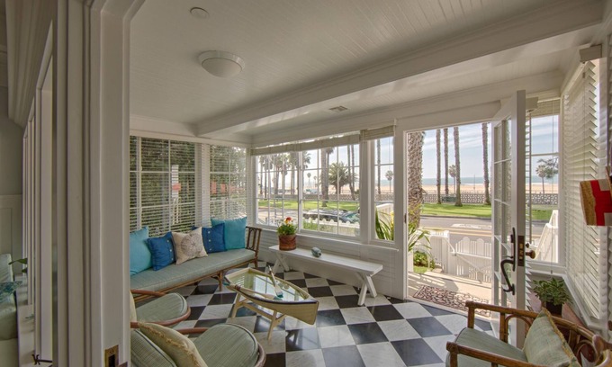 Ocean Park Bed & Breakfast | 4 bedroom 4 bath family villa across Ocean Ave. from the Pacific Ocean.